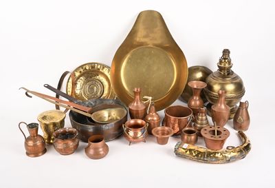 de nombreux types différents de casseroles, poêles et autres ustensiles de cuisine en cuivre