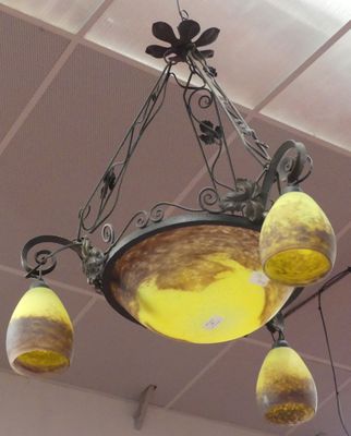 un lustre suspendu au plafond d'un restaurant