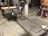 une photo d'une usine avec de nombreux équipements