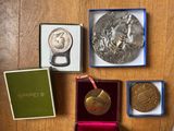 une médaille d'argent et une médaille d'or dans une boîte