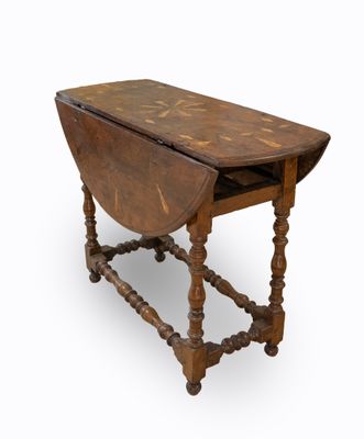 une vieille table en bois dotée d'un petit abattant sur le plateau