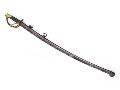 une vieille épée avec une poignée en laiton sur fond blanc