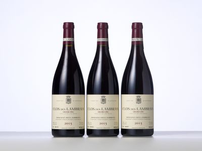 trois bouteilles de vin rouge posées sur une table