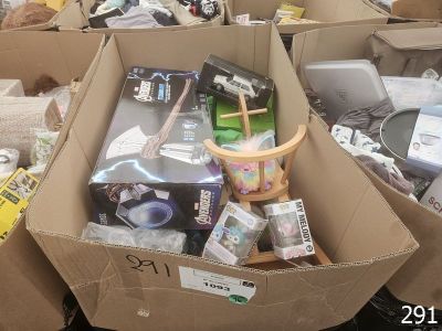 de nombreuses boîtes contenant du matériel électronique et d'autres objets dans une pièce