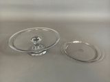 une plaque de verre et un bol en verre posés sur une table