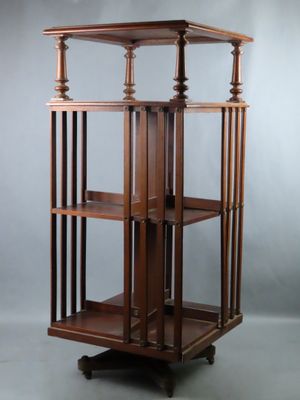 une vitrine ancienne en bois comportant quatre étagères et une porte vitrée