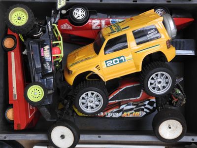 un camion miniature qui se trouve dans une boîte avec d'autres petites voitures