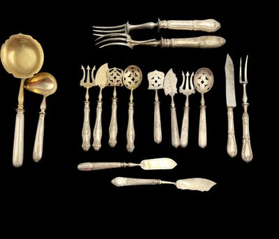 un assortiment d'argenterie comprenant des couteaux, des cuillères et des cuillères