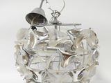 une sculpture composée de nombreux morceaux de verre