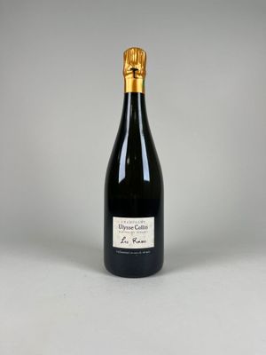 une bouteille de champagne posée sur une table blanche