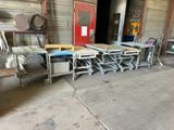 de nombreuses tables et chaises dans une pièce dont la porte est rouge