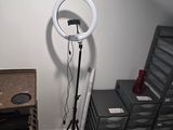 une lampe posée sur un trépied dans une pièce