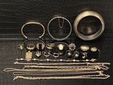 plusieurs types de bijoux différents sur une surface noire