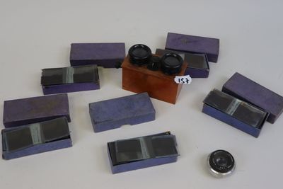 tout un tas de petits appareils photo posés sur une table