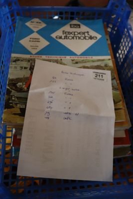 un panier bleu rempli de livres, avec un ticket de caisse à l'intérieur