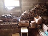 un tas de bois dans un coin de la pièce