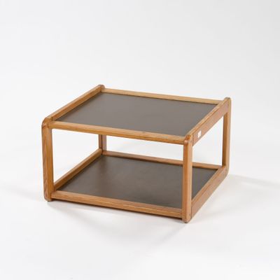 une photo d'une table basse en bois avec un plateau en verre