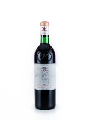 une bouteille de vin posée sur une table blanche