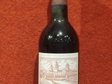 une bouteille de vin posée sur une table à côté d'une bouteille de vin