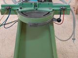 une machine posée sur une table dans une pièce