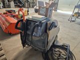 une machine posée sur le sol du garage