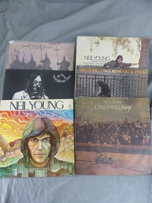 trois albums de Neil Young et « Neil Young on a Bed »