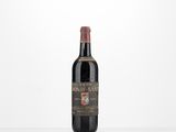 une bouteille de vin posée sur une table blanche