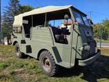 un véhicule militaire garé dans l'herbe