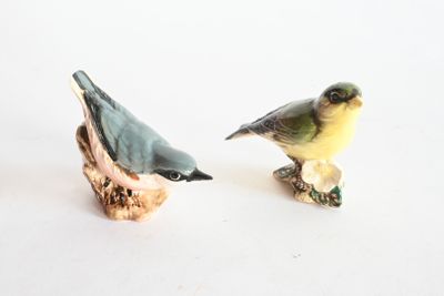 deux figurines d'oiseaux assis l'un sur l'autre