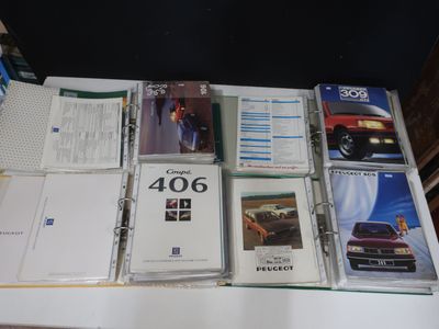 de nombreux manuels et livres posés sur une table