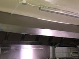 une grande cuisinière en acier inoxydable dans une cuisine professionnelle