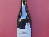 une bouteille de vin posée sur une table