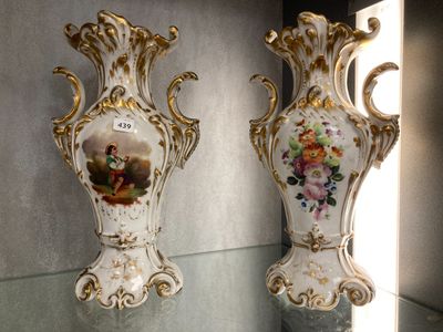 deux vases posés sur une table en verre