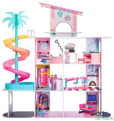 une maison de poupées Barbie avec un toboggan et une piscine