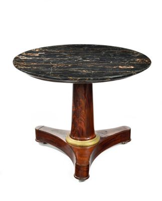 Guéridon en acajou flammé, le plateau circulaire à dessus de… - Photo 1