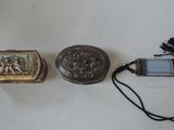 trois petites boîtes posées sur une table