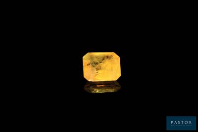 un diamant jaune sur fond noir