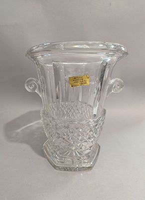 un vase en verre posé sur une table