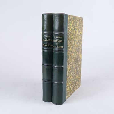 deux livres verts posés l'un sur l'autre sur une surface blanche