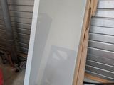 une photo d'un réfrigérateur à l'extérieur, dans un garage