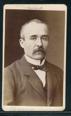 une vieille photo d'un homme moustachu en costume et nœud papillon