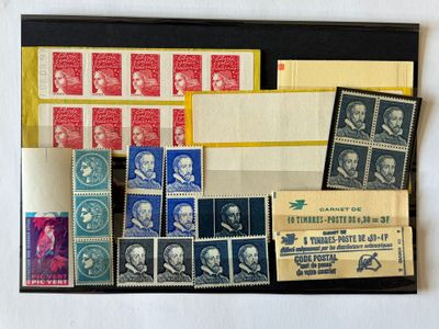 de nombreux timbres exposés dans une vitrine noire