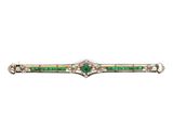 un gros plan d'un bracelet vert et blanc sur fond blanc