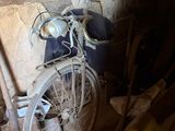 un vélo appuyé contre un mur dans une pièce