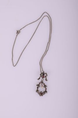 un gros plan d'un collier sur une surface blanche avec un fond blanc