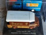 un camion miniature et un autre camion miniature dans une vitrine