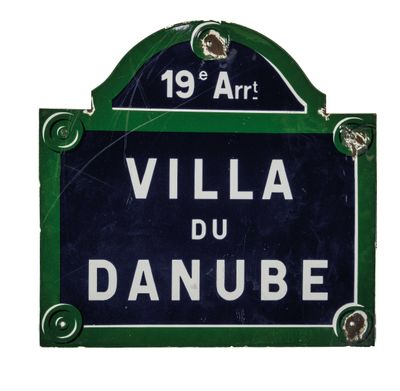 a sign that says villa du danube on it