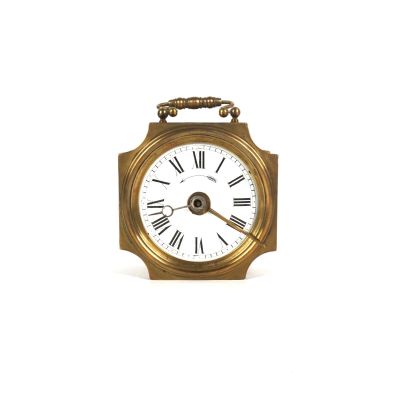 une horloge en or avec des chiffres romains sur le cadran
