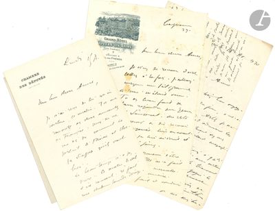 plusieurs vieilles lettres sont empilées sur une surface blanche