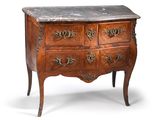une image d'une commode à dessus en marbre